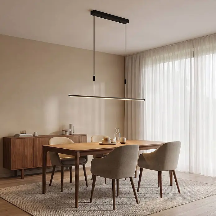 Lucande LED Pendelleuchte in schwarz matt, Hängelampe -  - Schwarze lineare Pendelleuchte über einem Holzesstisch in modernem Ambiente. Spendet gerichtetes Licht für Mahlzeiten.