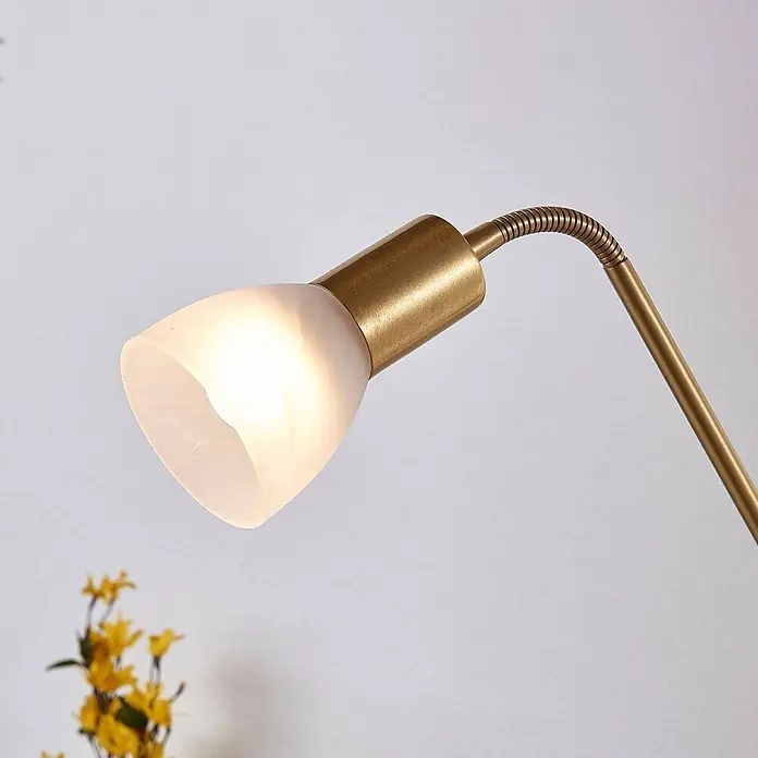Lindby Stehlampe, Deckenfluter verstellbarer Lesearm, ohne Leuchtmittel -  - Beleuchtete Lampe mit mattiertem weißem Glasschirm und messingfarbenem Metallgehäuse mit flexiblem Schwanenhals.