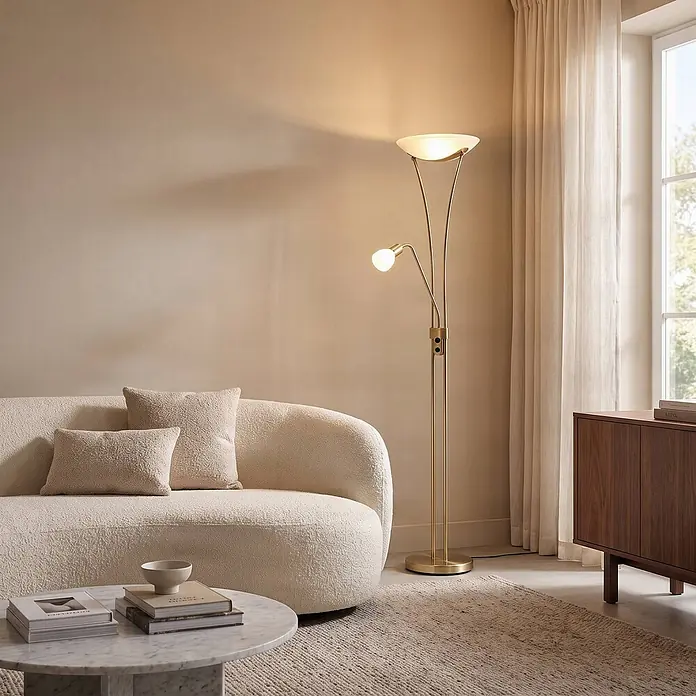 Lindby Stehlampe, Deckenfluter verstellbarer Lesearm, ohne Leuchtmittel -  - Goldfarbene Stehlampe mit Deckenfluter und verstellbarem Leselicht, beleuchtet ein modernes Wohnzimmer.