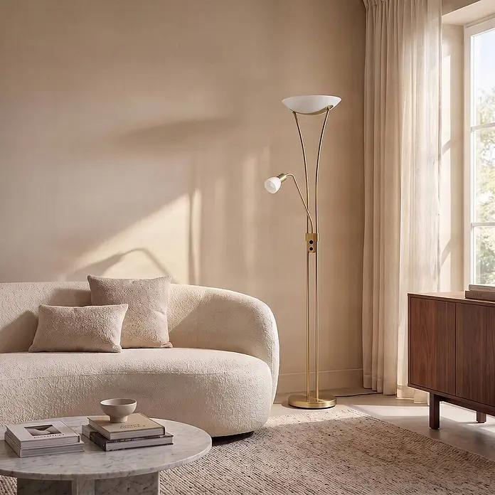Lindby Stehlampe, Deckenfluter verstellbarer Lesearm, ohne Leuchtmittel -  - Goldene Stehleuchte mit einer nach oben gerichteten Schalenleuchte und einem verstellbaren Spotlicht, neben einem cremefarbenen Sofa in einem Wohnzimmer.