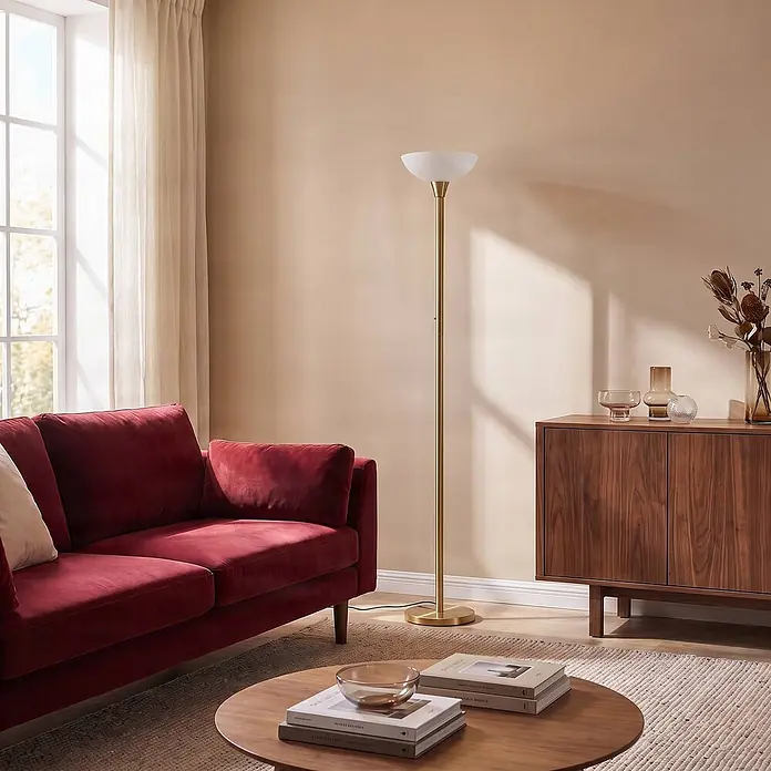 Lindby Stehlampe / Deckenfluter Metall Glas, Standleuchte Messing matt -  - Eine goldfarbene Stehlampe mit weißem Schirm steht in einem modernen Wohnzimmer und sorgt für stimmungsvolle Beleuchtung.