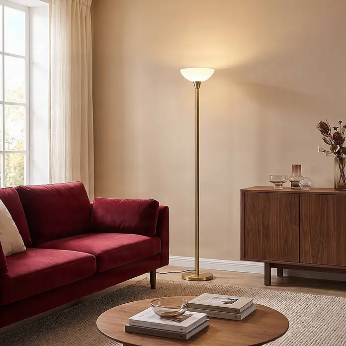 Lindby Stehlampe / Deckenfluter Metall Glas, Standleuchte Messing matt -  - Hohe goldfarbene Stehlampe mit weißem Schirm, beleuchtet ein modernes Wohnzimmer.