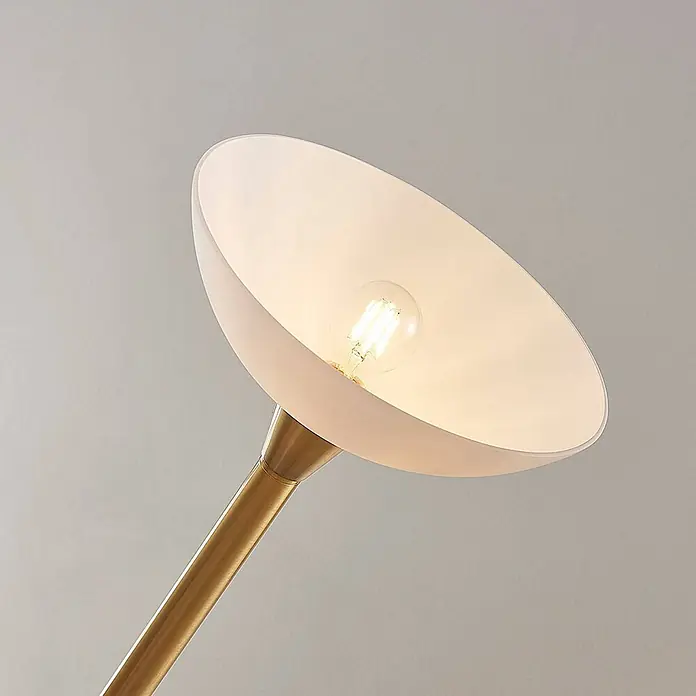 Lindby Stehlampe / Deckenfluter Metall Glas, Standleuchte Messing matt -  - Moderne Lampe mit weißem, schalenförmigem Schirm und freiliegender LED-Glühbirne an einem Messingstiel.