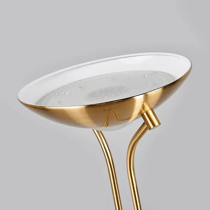 Lindby LED Stehlampe / Deckenfluter dimmbar, Standleuchte Glas Messing matt -  - Nahaufnahme eines modernen goldenen Lampenschirms mit weißem Inneren und strukturiertem klaren Diffusor, gestützt von gebogenen goldenen Stäben.