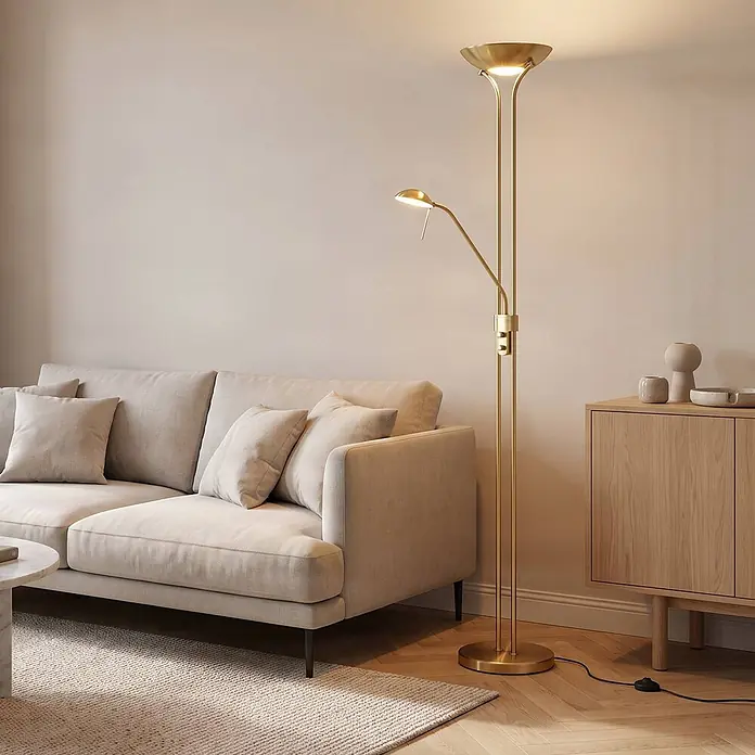 Lindby LED Stehlampe / Deckenfluter dimmbar, Standleuchte Glas Messing matt -  - Goldene Stehlampe mit Deckenfluter und Leselicht neben einem beigen Sofa, spendet Umgebungs- und Leselicht.