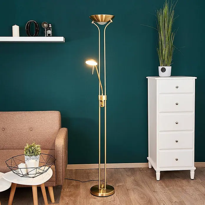 Lindby LED Stehlampe / Deckenfluter dimmbar, Standleuchte Glas Messing matt -  - Goldfarbene Stehleuchte mit Deckenfluter und verstellbarer Leselampe in einem Wohnzimmer.