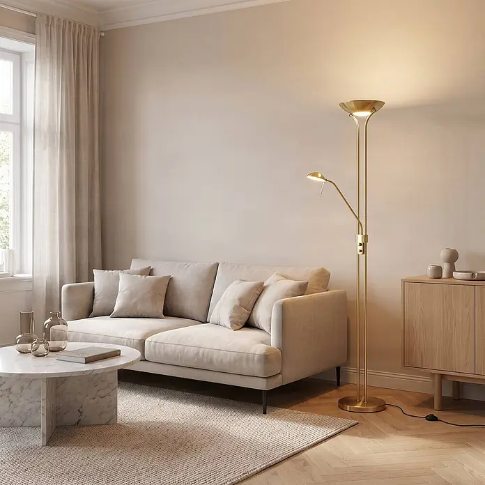 Lindby LED Stehlampe / Deckenfluter dimmbar, Standleuchte Glas Messing matt -  - Goldene Stehlampe mit Deckenfluter und verstellbarer Leselampe in einem modernen Wohnzimmer.