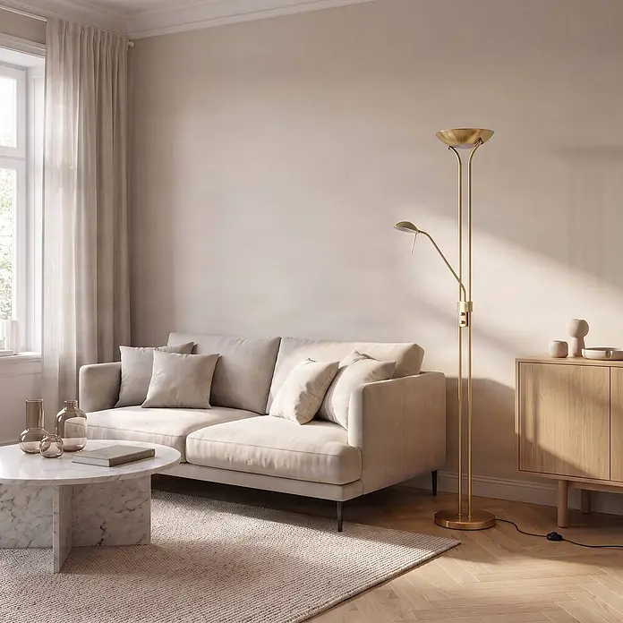 Lindby LED Stehlampe / Deckenfluter dimmbar, Standleuchte Glas Messing matt -  - Messing-Stehleuchte mit Deckenfluter und verstellbarer Leselampe, neben einem Sofa in einem modernen Wohnzimmer.