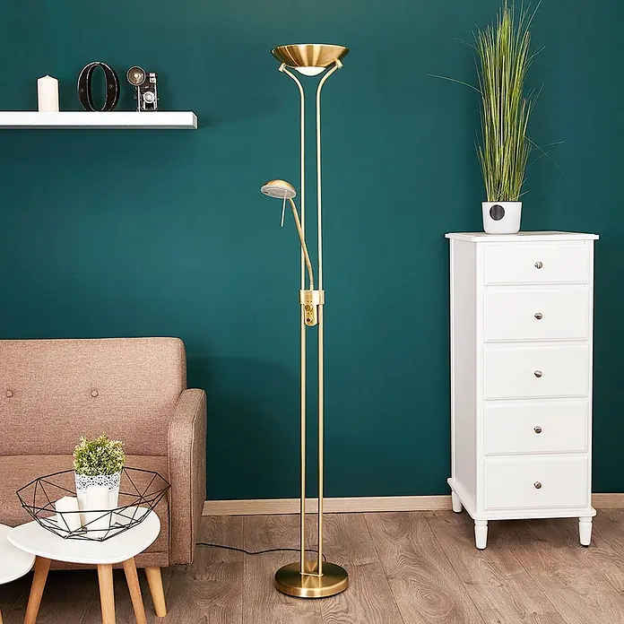 Lindby LED Stehlampe / Deckenfluter dimmbar, Standleuchte Glas Messing matt -  - Goldfarbene Stehleuchte mit Deckenfluter und verstellbarer Leselampe, in einem Wohnzimmer platziert.
