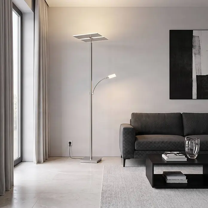 Lucande LED Deckenfluter in nickel satiniert, dimmbar Stehlampe Wohnzimmer -  - Moderne silberne Stehleuchte mit Deckenfluter und Lesearm, die ein Wohnzimmer beleuchtet.