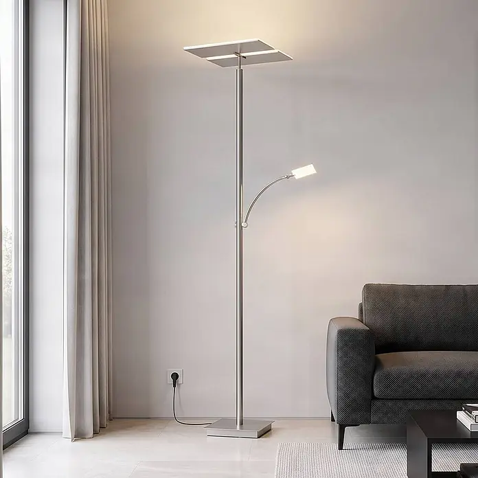 Lucande LED Deckenfluter in nickel satiniert, dimmbar Stehlampe Wohnzimmer -  - Moderne Stehleuchte aus gebürstetem Metall mit Deckenfluter und verstellbarer Leselampe, beleuchtet ein Wohnzimmer.