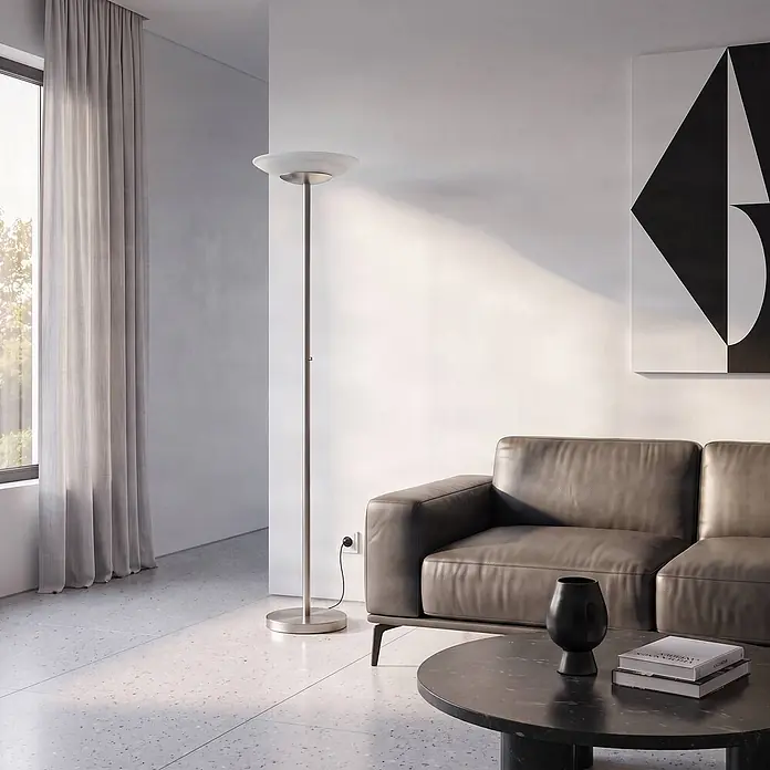 Lindby LED Stehlampe / Deckenfluter dimmbar, Standleuchte Nickel matt -  - Stehleuchte aus gebürstetem Metall mit mattierter Glasabdeckung, beleuchtet ein modernes Wohnzimmer neben einem grauen Ledersofa.
