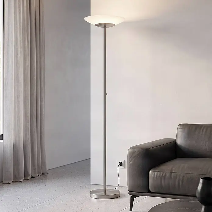 Lindby LED Stehlampe / Deckenfluter dimmbar, Standleuchte Nickel matt -  - Moderne Stehleuchte aus gebürstetem Metall mit mattiertem Glas-Uplighter, beleuchtet ein Wohnzimmer neben einem Sofa.