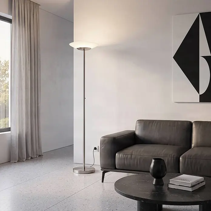 Lindby LED Stehlampe / Deckenfluter dimmbar, Standleuchte Nickel matt -  - Stehleuchte aus gebürstetem Stahl mit weißem Schirm, beleuchtet ein modernes Wohnzimmer.