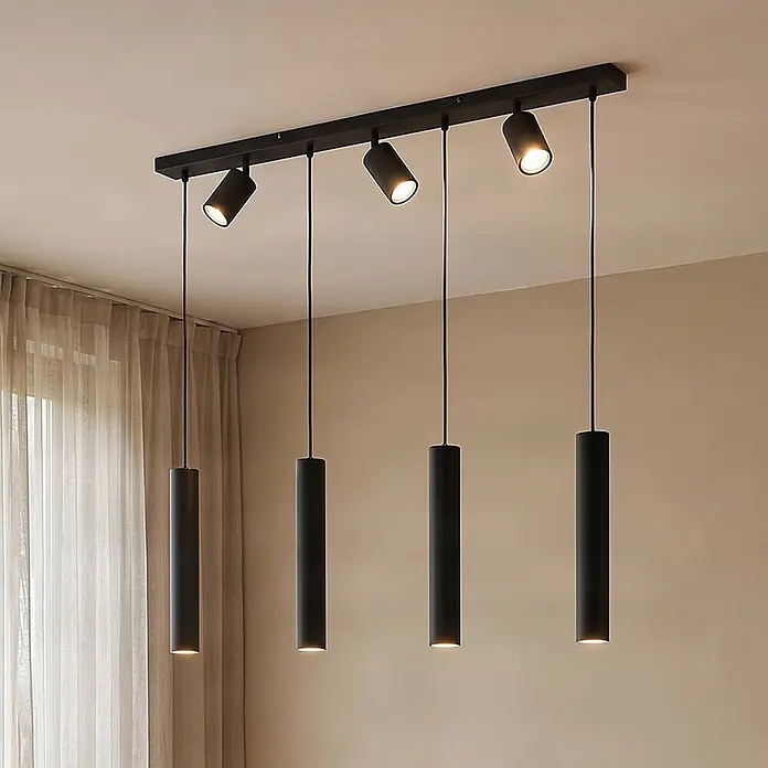 Lindby Pendelleuchte in schwarz, Hängelampe -  - Moderne schwarze Deckenleuchte mit Balken, vier verstellbaren Strahlern und vier zylindrischen Pendelleuchten, die einen Raum erhellen.