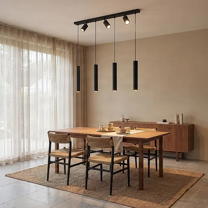 Lindby Pendelleuchte in schwarz, Hängelampe -  - Schwarze lineare Deckenleuchte mit Strahlern und Hängeleuchten über einem Esstisch aus Holz in einem modernen Esszimmer.