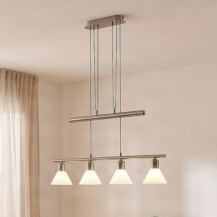 Lindby Pendelleuchte Esstisch höhenverstellbar Hängelampe Glas weiß -  - Lineare Pendelleuchte aus gebürstetem Stahl mit vier konischen weißen Glasschirmen, hängt von der Decke.