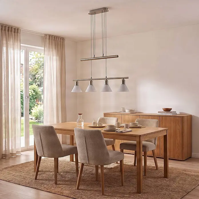 Lindby Pendelleuchte Esstisch höhenverstellbar Hängelampe Glas weiß -  - Heller Holztisch mit beige gepolsterten Stühlen in einem modernen Esszimmer, gedeckt mit Geschirr für eine Mahlzeit.