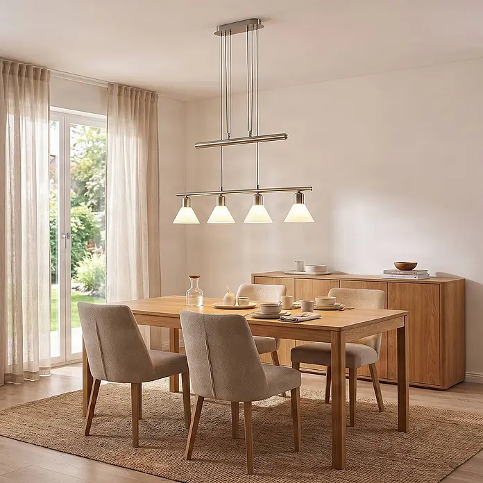 Lindby Pendelleuchte Esstisch höhenverstellbar Hängelampe Glas weiß -  - Pendelleuchte aus gebürstetem Nickel mit vier konischen Glasschirmen über einem Esstisch aus Holz.