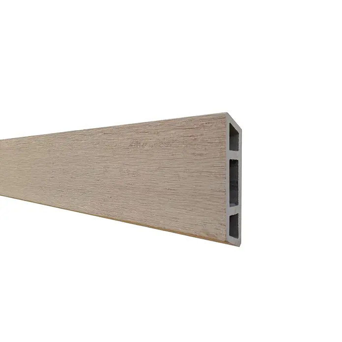 GartenLand WPC Zaun Stockholm Steckzaun Sand-Multicolor Alu Silber -  - Hellbeiges Holz-Verbundprofil mit hohlen rechteckigen Kanälen.