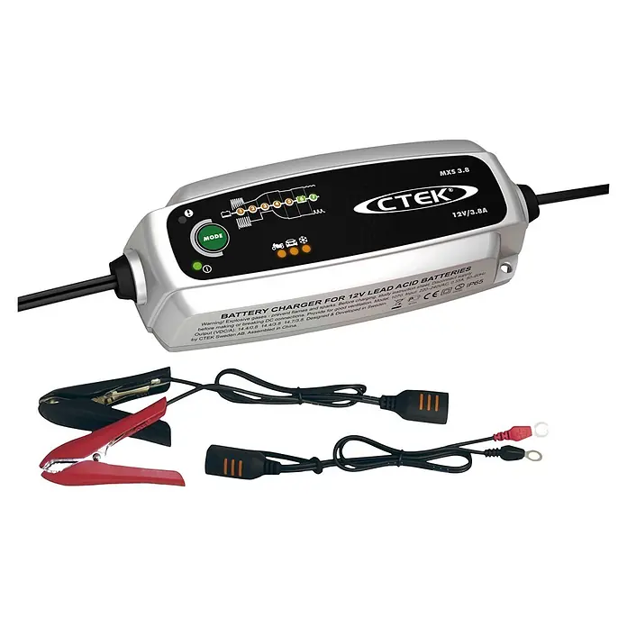 CTEK Equipo cargador automático MXS - Corriente de carga: 3,8 A, Capacidad: 1,2 Ah - 80 Ah - Imagen de un cargador de batería CTEK MXS 3.8 para baterías de plomo-ácido de 12V, con accesorios para diferentes conexiones.