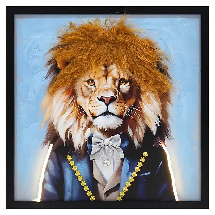 BHP Leinwandbild George - Löwe im Anzug, B x H: 52 x 52 cm - Gerahmtes Kunstwerk: stilvoller Löwe mit zotteliger Mähne, blauem Anzug, grauer Fliege, gelben Blumenketten und Leuchtstreifen.
