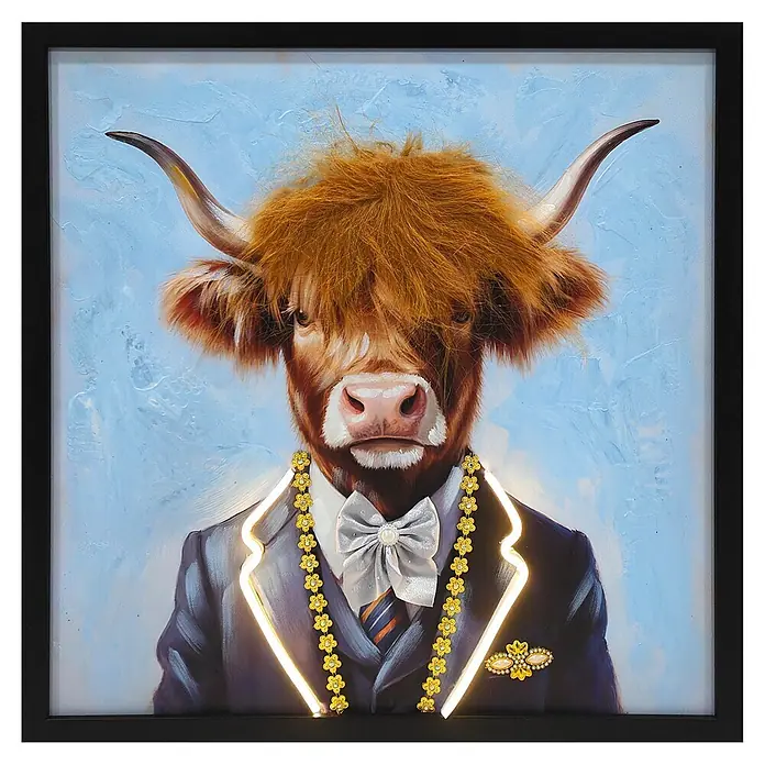 BHP Leinwandbild - Stier im Anzug, B x H: 55 x 55 cm - Gerahmter Kunstdruck einer Hochlandkuh im Anzug, Fliege und leuchtenden Revers, vor blauem Hintergrund.