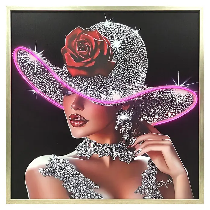 BHP Leinwandbild George - Frau mit Hut, B x H: 80 x 80 cm - Gerahmtes Kunstwerk einer Frau mit glitzerndem Hut, roter Rose, funkelndem Schmuck und leuchtend pinken Neonakzenten.