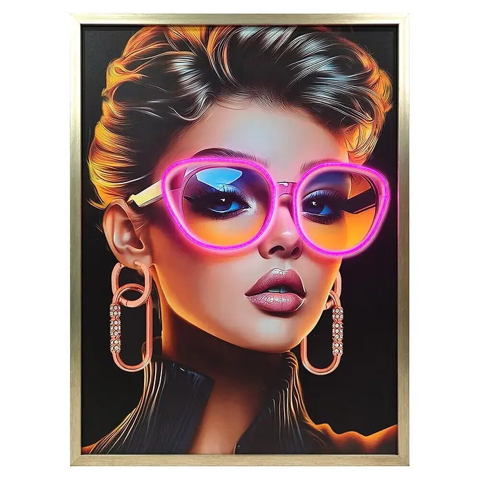 BHP Leinwandbild George - Frau mit Brille, B x H: 60 x 80 cm - Wandkunst: Porträt einer Frau mit hellem Haar, neonpinker Brille und rosévergoldeten Ohrringen, in einem hellen Holzrahmen.