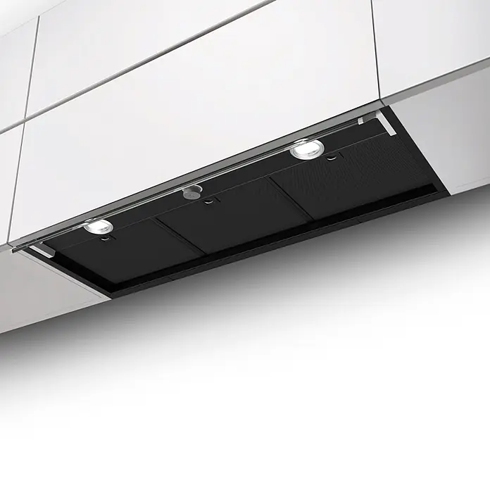 Mepamsa Campana integrable Secret 60 - Ancho: 60 cm, 570 m³/h, Negro - Campana extractora de cocina negra empotrada con luces integradas, instalada bajo gabinetes blancos.