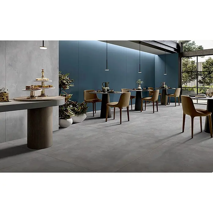 Feinsteinzeugfliese CONCRETE GREY – 60 x 120 cm, Marmoroptik, Brillant -  - Graue Fliesen in Betonoptik im modernen Caféambiente, ergänzt durch passende Wandfliesen.