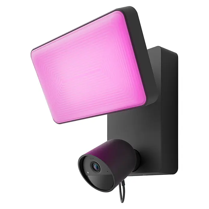 Philips Hue Kamera Flutlicht Secure - Schwarz - Dunkelgrauer Philips Hue Außenstrahler mit integrierter Kamera, magenta leuchtend.