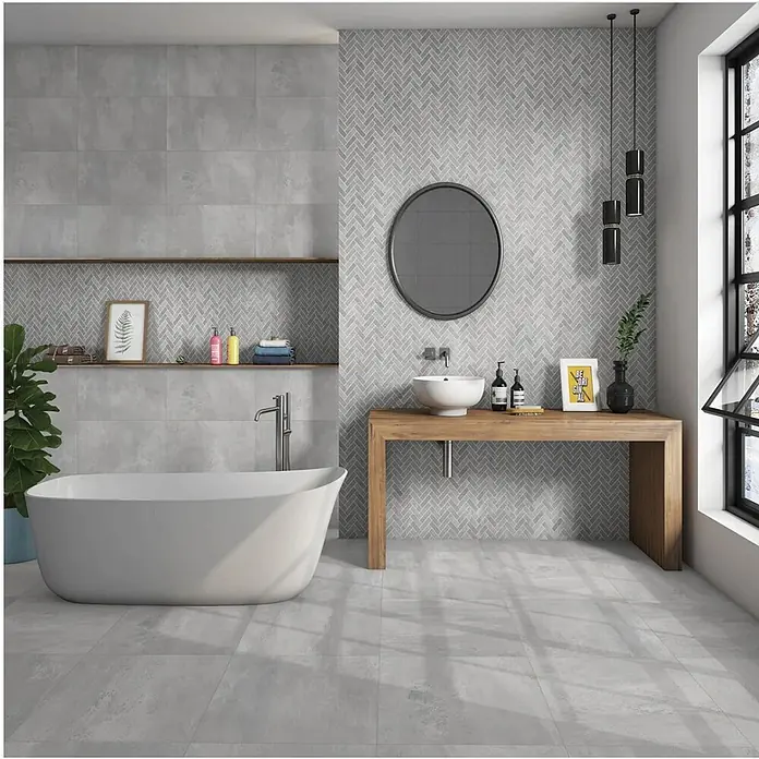 Feinsteinzeugfliese CONCRETE GREY – 60 x 120 cm, Marmoroptik, Brillant -  - Modernes Bad mit hellgrauen Großformat- und Fischgrätfliesen an Wänden und Boden.