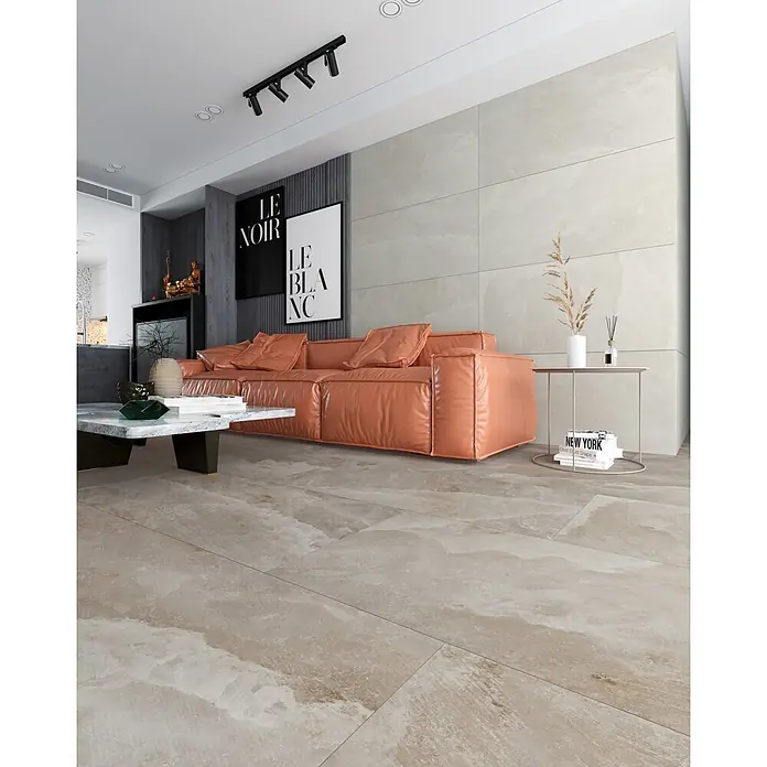 Feinsteinzeugfliese SALT CAVE ALMOND – 60 x 120 cm, Steinoptik, Matt -  - Großformatige, hellfarbene Fliesen in Steinoptik bedecken den Boden eines modernen Wohnzimmers.