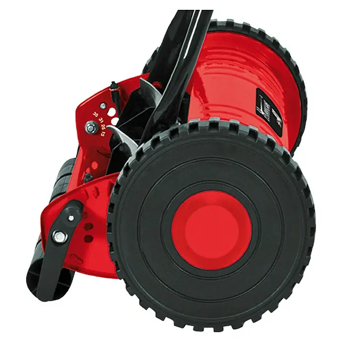 Hurricane Spindelmäher HHR 40 - Schnittbreite: 40 cm - Nahaufnahme eines roten Spindelmähers mit schwarzen Rädern. Das Gartengerät für präzise Rasenpflege.
