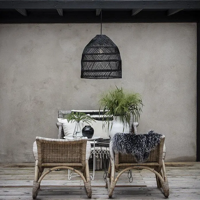 PR Home Pendelleuchte Maja 53cm schwarz -  - Schwarze gewebte Pendelleuchte hängt im Freien über einer gemütlichen Rattan-Sitzecke.