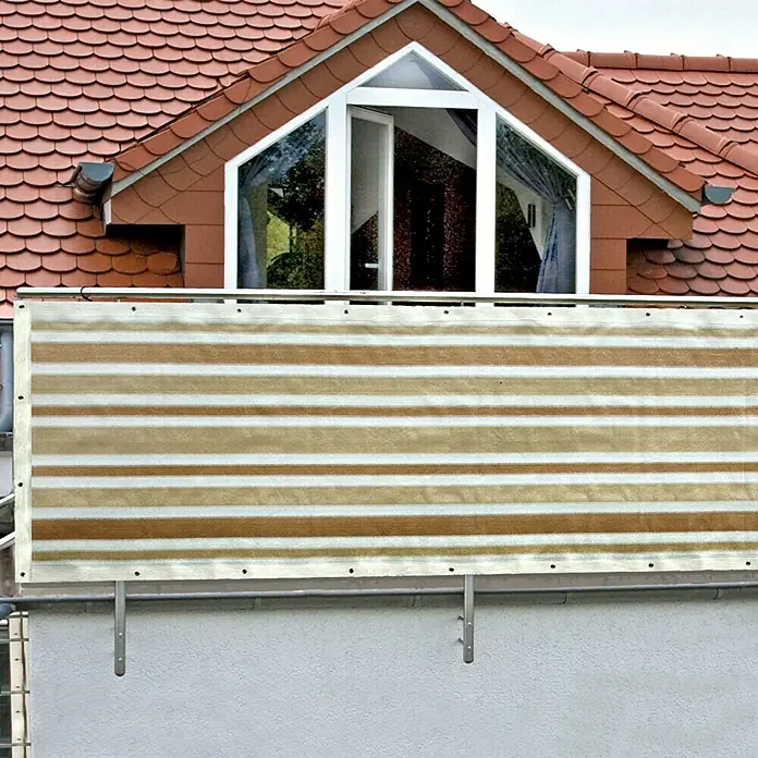 Gardol Balkonsichtschutz - Beige/Weiß, 5 x 0,9 m - Balkonansicht mit horizontal gestreiftem Sichtschutz.