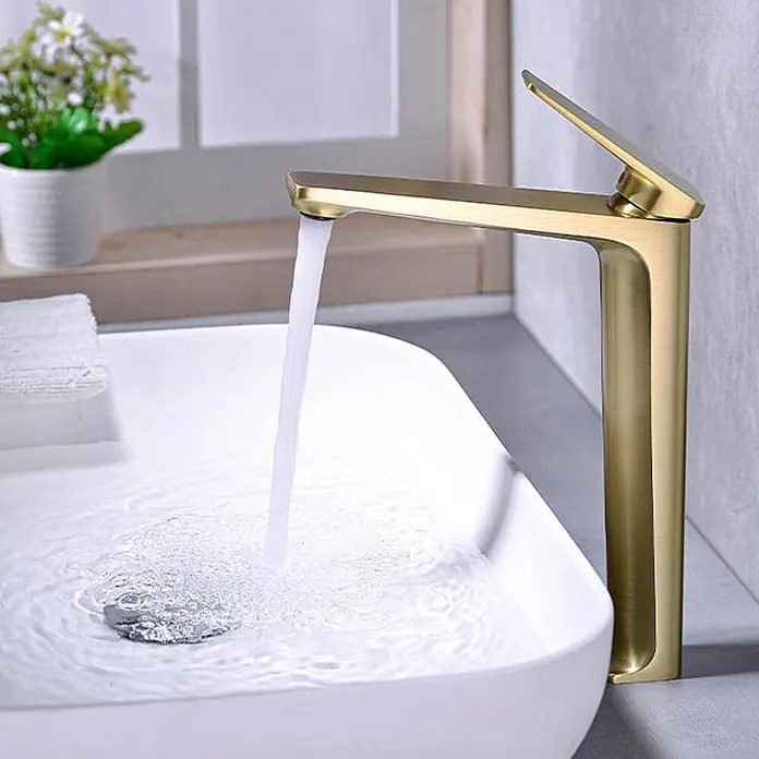 Waschtischarmatur 7857 Gold -  - Modernes goldfarbenes Waschbeckenarmatur, das Wasser in ein weißes, rechteckiges Waschbecken leitet.