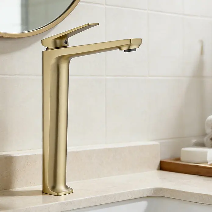 Waschtischarmatur 7857 Gold -  - Hoher Wasserhahn aus gebürstetem Gold auf einer Waschtischplatte im Badezimmer.