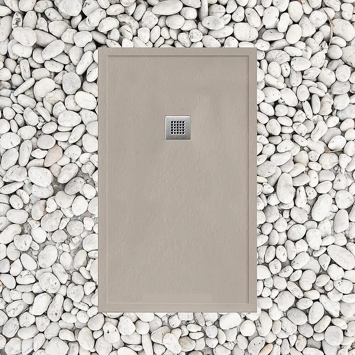 Frascio Duschwanne 120x90 cm Mokka Vulcano Line MAX -  - Rechteckige beige Duschwanne mit zentralem quadratischem Abfluss, auf weißen Kieselsteinen.