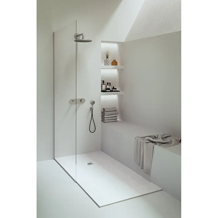 Frascio Duschwanne 75x190 cm Schwarz Serie Vulcano -  - Moderne begehbare Dusche mit mattsilbernen Armaturen, bestehend aus Kopfbrause, Handbrause und minimalistischen Bedienelementen auf weißer Duschwanne.