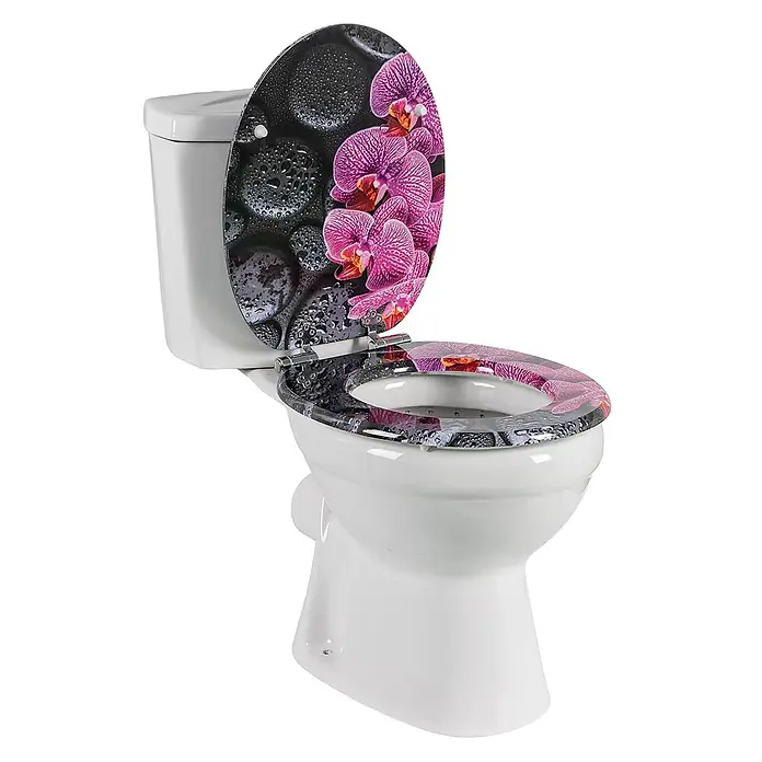 SAINOS WC-Sitz aus MDF, Blumen Zen Design, Universal-O-Form, Absenkautomatik - Soft-Close - Weiße Toilette mit dekorativem Sitz und Deckel, verziert mit rosa Orchideen und nassen schwarzen Steinen.