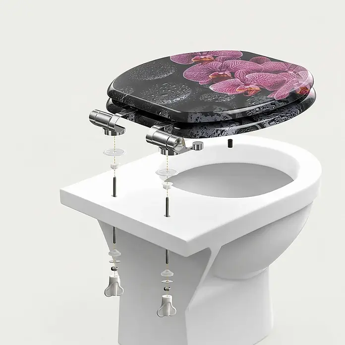 SAINOS WC-Sitz aus MDF, Blumen Zen Design, Universal-O-Form, Absenkautomatik - Soft-Close - Explosionszeichnung eines schwarzen WC-Sitzes mit rosa Orchideenmuster, der seine Chromscharniere und das Befestigungsmaterial auf einer weißen Toilette zeigt.