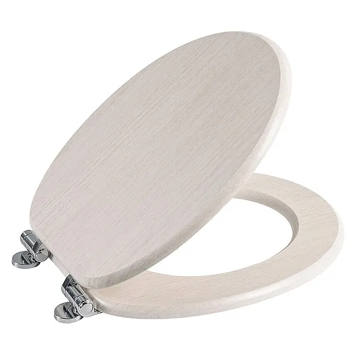 SAINOS WC-Sitz aus MDF, Beige Holzoptik, Universal-O-Form, Absenkautomatik - Soft-Close - Ovaler Toilettensitz in heller Holzoptik mit Chromscharnieren, Deckel teilweise geöffnet.