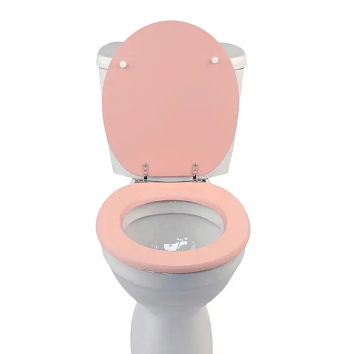 SAINOS WC-Sitz aus MDF, Uni Rosa, Universal-O-Form, Absenkautomatik - Soft-Close - Weiße Keramiktoilette mit geöffnetem rosa Toilettensitz und -deckel.