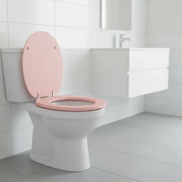 SAINOS WC-Sitz aus MDF, Uni Rosa, Universal-O-Form, Absenkautomatik - Soft-Close - Weißes WC mit geöffnetem, hellrosa Toilettensitz und Deckel.