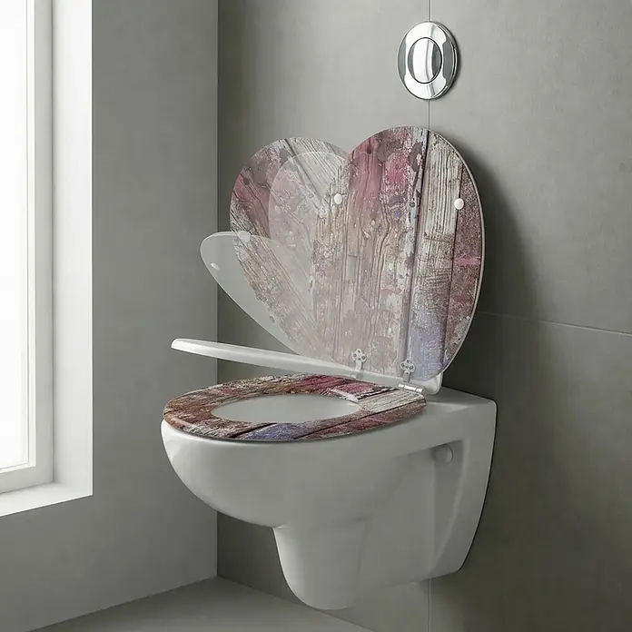 SAINOS WC-Sitz aus MDF, Braun Holzoptik, Universal-O-Form, Absenkautomatik - Soft-Close - Herzförmiger Toilettensitz mit distressed Holz-Muster in Rosa, Braun und Weiß, montiert auf einer modernen Toilette.