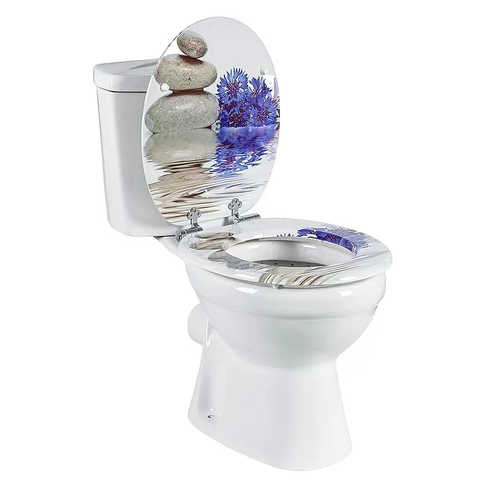 SAINOS WC-Sitz aus MDF, Blumen Zen Design, Universal-O-Form, Absenkautomatik - Soft-Close - Weiße Keramiktoilette mit dekorativem Sitz und Deckel, Motiv: Steine und blaue Blumen auf Wasser.
