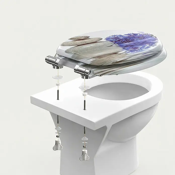 SAINOS WC-Sitz aus MDF, Blumen Zen Design, Universal-O-Form, Absenkautomatik - Soft-Close - Weißer WC-Sitz mit Stein-Blumen-Muster, Chromscharnieren und Montagezubehör auf weißem WC.
