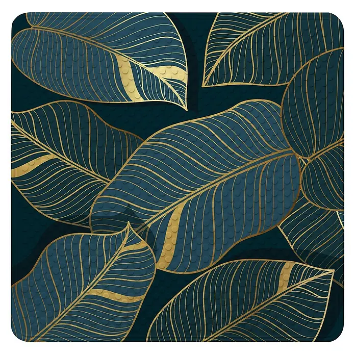 Badematte Monstera -  - Dekoratives Muster mit blaugrünen Blättern, goldenen Umrissen und strukturierten Punkten auf dunklem Hintergrund.